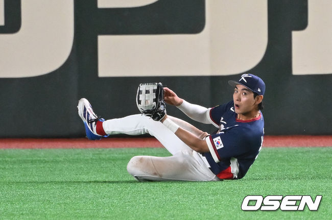 이정후가 타구를 잡은 후 주자를 살피고 있다.