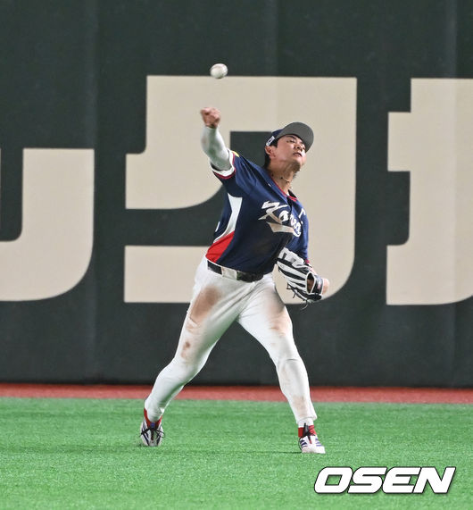 이정후가 타구를 잡은 후 1루로 송구하고 있다.