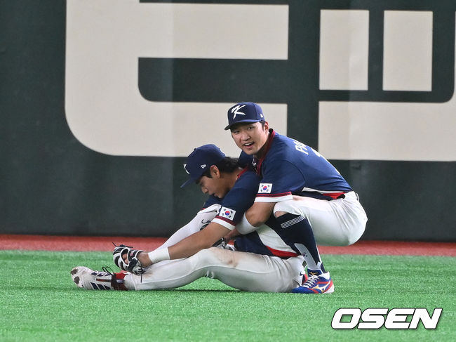 박해민이 긴장감에 주저앉은 이정후를 일으켜 세우고 있다.