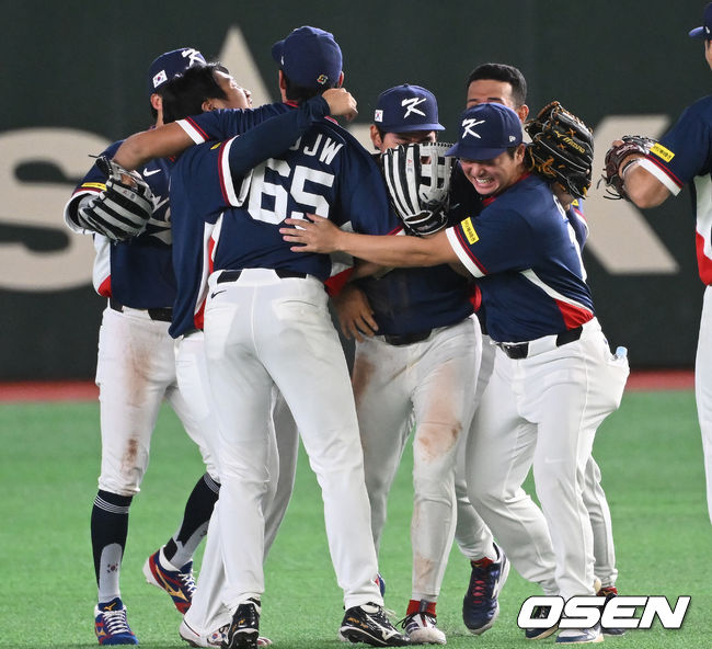 이정후가 고우석 등 동료들에 파묻혀 눈물을 삼키고 있다.