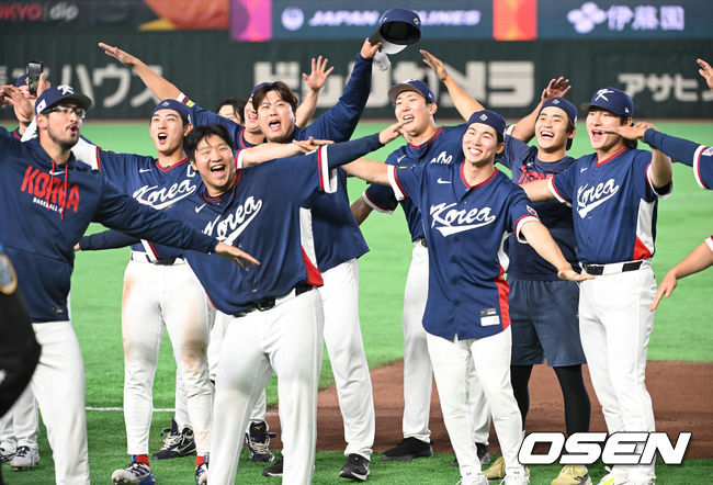 대표팀이 단체로 비행기 세리머니를 하고 있다.