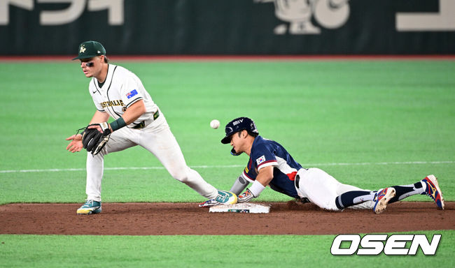 [OSEN=도쿄(일본), 손용호 기자] 9일 일본 도쿄돔에서 월드베이스볼클래식(WBC) 조별리그 C조 한국과 호주의 경기가열렸다.C조는 일본이 3승으로 조 1위를 확정, 8강에 진출했다. 호주가 2승 1패, 대만이 2승 2패, 한국이 1승 2패, 체코는 3패다.한국 WBC 대표팀이 8강에 진출하려면 호주에 2점 이하로 실점하면서 5점 차 이상으로 승리해야만 한다.9회초 1사 1루에서 한국 이정후의 땅볼 때 호주 제리드 데일의 2루 송구가 빠지고 있다. 2026.03.09/spjj@osen.co.kr