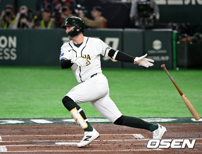 [OSEN=도쿄(일본), 손용호 기자] 9일 일본 도쿄돔에서 월드베이스볼클래식(WBC) 조별리그 C조 한국과 호주의 경기가열렸다.C조는 일본이 3승으로 조 1위를 확정, 8강에 진출했다. 호주가 2승 1패, 대만이 2승 2패, 한국이 1승 2패, 체코는 3패다.한국 WBC 대표팀이 8강에 진출하려면 호주에 2점 이하로 실점하면서 5점 차 이상으로 승리해야만 한다.1회말 1사 1,2루에서 호주 제리드 데일이 땅볼로 물러나고 있다. 2026.03.09/spjj@osen.co.kr