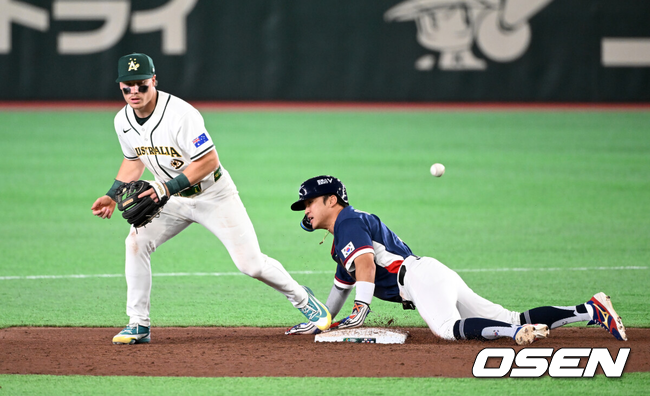 [OSEN=도쿄(일본), 손용호 기자] 9일 일본 도쿄돔에서 월드베이스볼클래식(WBC) 조별리그 C조 한국과 호주의 경기가 열렸다.C조는 일본이 3승으로 조 1위를 확정, 8강에 진출했다. 호주가 2승 1패, 대만이 2승 2패, 한국이 1승 2패, 체코는 3패다.한국 WBC 대표팀이 8강에 진출하려면 호주에 2점 이하로 실점하면서 5점 차 이상으로 승리해야만 한다.9회초 1사 1루에서 한국 이정후의 땅볼 때 호주 제리드 데일의 2루 송구가 빠지고 있다. 2026.03.09 /spjj@osen.co.kr