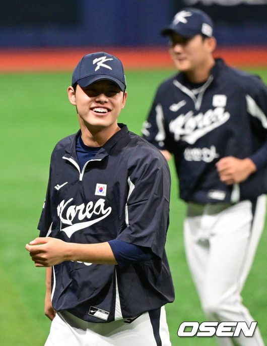 [OSEN=고척, 조은정 기자]류지현 감독이 이끄는 야구 대표팀이 7일 고척스카이돔에서 훈련을 진행했다.대표팀은 오는8일과 9일고척스카이돔에서 열리는 2025 K-베이스볼 시리즈 체코 대표팀과의 2경기를 시작으로15일과 16일 양일에 걸쳐 도쿄돔에서 일본 대표팀과 2경기를 치른다.야구 대표팀 문동주가 몸을 풀고 있다. 2025.11.07 /cej@osen.co.kr