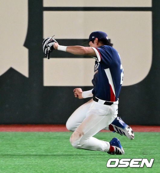 [OSEN=도쿄(일본), 손용호 기자] 9일 일본 도쿄돔에서 월드베이스볼클래식(WBC) 조별리그 C조 한국과 호주의 경기가열렸다.C조는 일본이 3승으로 조 1위를 확정, 8강에 진출했다. 호주가 2승 1패, 대만이 2승 2패, 한국이 1승 2패, 체코는 3패다.한국 WBC 대표팀이 8강에 진출하려면 호주에 2점 이하로 실점하면서 5점 차 이상으로 승리해야만 한다.9회말 1사 1루에서 한국 이정후가 호주 릭슨 윈그로브를 우익수 플라이로 처리하고 있다. 2026.03.09/spjj@osen.co.kr