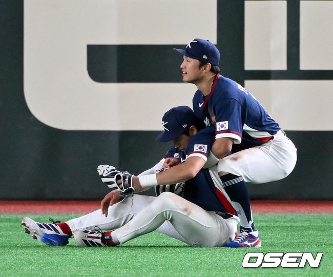 [OSEN=도쿄(일본), 손용호 기자] 도쿄의 기적이 나왔다. 한국 WBC 대표팀이 17년 만에 1라운드를 통과했다.한국은 9일 일본 도쿄돔에서 열린 ‘2026 월드베이스볼클래식(WBC)’ 1라운드 C조 호주와의 경기에서 로 승리를 거뒀다. 이로써 한국은 조별라운드 2승2패를 기록하면서 호주, 대만 등을 최소실점률로 제치면서 2009년 이후 17년 만에 1라운드를 통과했다. 이제 한국은 마이애미행 전세기를 탄다.9회말 1사 1루에서 한국 이정후가 호주 릭슨 윈그로브를 우익수 플라이로 처리하고 있다. 박해민과 환호하고 있다. 2026.03.09/spjj@osen.co.kr