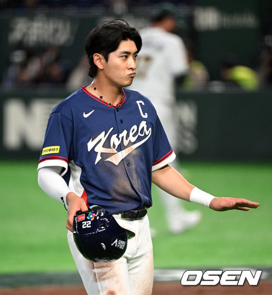 [OSEN=도쿄(일본), 손용호 기자] 도쿄의 기적이 나왔다. 한국 WBC 대표팀이 17년 만에 1라운드를 통과했다.한국은 9일 일본 도쿄돔에서 열린 ‘2026 월드베이스볼클래식(WBC)’ 1라운드 C조 호주와의 경기에서 로 승리를 거뒀다. 이로써 한국은 조별라운드 2승2패를 기록하면서 호주, 대만 등을 최소실점률로 제치면서 2009년 이후 17년 만에 1라운드를 통과했다. 이제 한국은 마이애미행 전세기를 탄다.한국 이정후가 더그아웃으로 가며 동료들과 선수들을 격려하고 있다. 2026.03.09/spjj@osen.co.kr