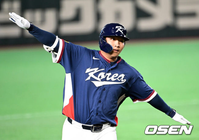 [OSEN=도쿄(일본), 손용호 기자] 9일 일본 도쿄돔에서 월드베이스볼클래식(WBC) 조별리그 C조 한국과 호주의 경기가열렸다.C조는 일본이 3승으로 조 1위를 확정, 8강에 진출했다. 호주가 2승 1패, 대만이 2승 2패, 한국이 1승 2패, 체코는 3패다.한국 WBC 대표팀이 8강에 진출하려면 호주에 2점 이하로 실점하면서 5점 차 이상으로 승리해야만 한다.2회초 무사 1루에서 한국 문보경이 우중월 투런 홈런을 치고 세리머니를 하고 있다. 2026.03.09/spjj@osen.co.kr