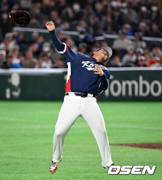 [OSEN=도쿄(일본), 손용호 기자] 도쿄의 기적이 나왔다. 한국 WBC 대표팀이 17년 만에 1라운드를 통과했다.한국은 9일 일본 도쿄돔에서 열린 ‘2026 월드베이스볼클래식(WBC)’ 1라운드 C조 호주와의 경기에서 로 승리를 거뒀다. 이로써 한국은 조별라운드 2승2패를 기록하면서 호주, 대만 등을 최소실점률로 제치면서 2009년 이후 17년 만에 1라운드를 통과했다. 이제 한국은 마이애미행 전세기를 탄다.경기 종료 후 한국 문보경이 승리의 기쁨을 나누고 있다. 2026.03.09/spjj@osen.co.kr