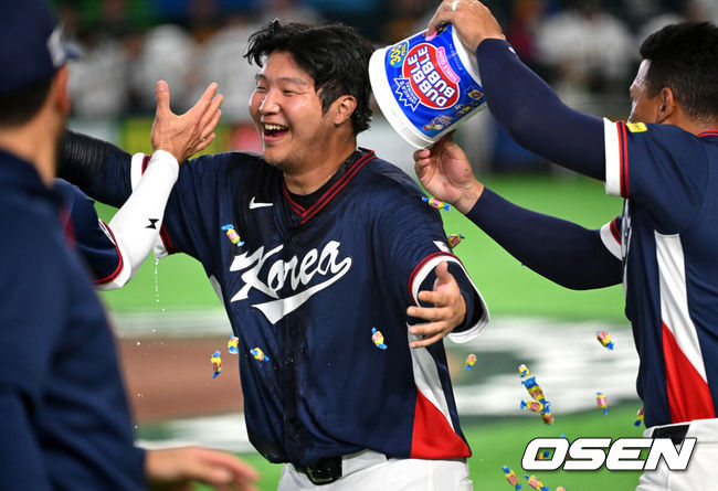 [OSEN=도쿄(일본), 손용호 기자] 도쿄의 기적이 나왔다. 한국 WBC 대표팀이 17년 만에 1라운드를 통과했다.한국은 9일 일본 도쿄돔에서 열린 ‘2026 월드베이스볼클래식(WBC)’ 1라운드 C조 호주와의 경기에서 로 승리를 거뒀다. 이로써 한국은 조별라운드 2승2패를 기록하면서 호주, 대만 등을 최소실점률로 제치면서 2009년 이후 17년 만에 1라운드를 통과했다. 이제 한국은 마이애미행 전세기를 탄다.경기 종료 후 한국 문보경이 동료들에게 축하를 받고 있다. 2026.03.09/spjj@osen.co.kr
