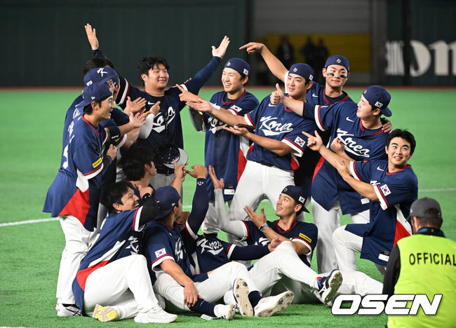 [OSEN=도쿄(일본), 손용호 기자] 도쿄의 기적이 나왔다. 한국 WBC 대표팀이 17년 만에 1라운드를 통과했다.한국은 9일 일본 도쿄돔에서 열린 ‘2026 월드베이스볼클래식(WBC)’ 1라운드 C조 호주와의 경기에서 로 승리를 거뒀다. 이로써 한국은 조별라운드 2승2패를 기록하면서 호주, 대만 등을 최소실점률로 제치면서 2009년 이후 17년 만에 1라운드를 통과했다. 이제 한국은 마이애미행 전세기를 탄다.경기 종료 후 한국 선수들이 기념촬영을 하고 있다. 2026.03.09/spjj@osen.co.kr