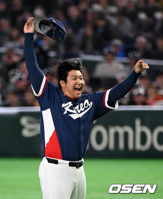 [OSEN=도쿄(일본), 손용호 기자] 도쿄의 기적이 나왔다. 한국 WBC 대표팀이 17년 만에 1라운드를 통과했다.한국은 9일 일본 도쿄돔에서 열린 ‘2026 월드베이스볼클래식(WBC)’ 1라운드 C조 호주와의 경기에서 로 승리를 거뒀다. 이로써 한국은 조별라운드 2승2패를 기록하면서 호주, 대만 등을 최소실점률로 제치면서 2009년 이후 17년 만에 1라운드를 통과했다. 이제 한국은 마이애미행 전세기를 탄다.경기 종료 한국 문보경이 동료들과 승리의 기쁨을 나누고 있다. 2026.03.09/spjj@osen.co.kr