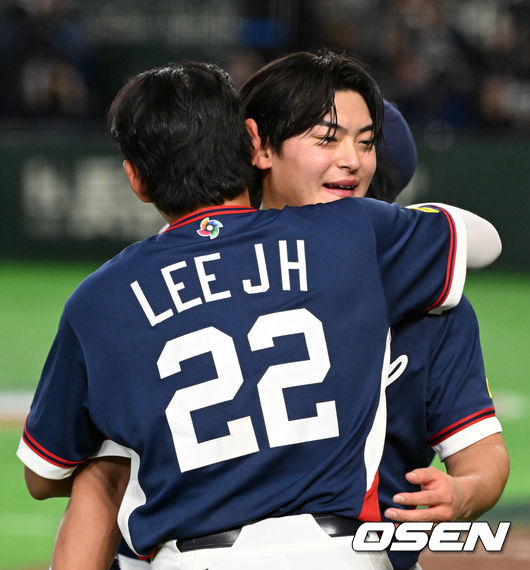 [OSEN=도쿄(일본), 손용호 기자] 도쿄의 기적이 나왔다. 한국 WBC 대표팀이 17년 만에 1라운드를 통과했다.한국은 9일 일본 도쿄돔에서 열린 ‘2026 월드베이스볼클래식(WBC)’ 1라운드 C조 호주와의 경기에서 로 승리를 거뒀다. 이로써 한국은 조별라운드 2승2패를 기록하면서 호주, 대만 등을 최소실점률로 제치면서 2009년 이후 17년 만에 1라운드를 통과했다. 이제 한국은 마이애미행 전세기를 탄다.경기 종료 후 한국 이정후가 조병현과 승리의 기쁨을 나누고 있다. 2026.03.09/spjj@osen.co.kr
