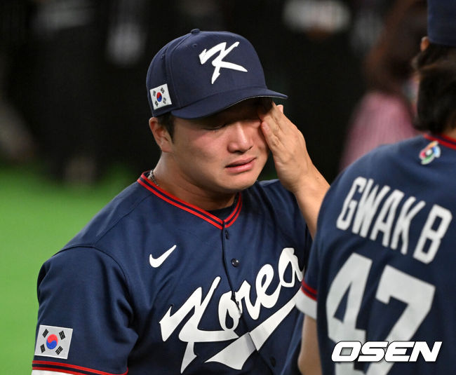 [OSEN=도쿄(일본), 손용호 기자] 도쿄의 기적이 나왔다. 한국 WBC 대표팀이 17년 만에 1라운드를 통과했다.한국은 9일 일본 도쿄돔에서 열린 ‘2026 월드베이스볼클래식(WBC)’ 1라운드 C조 호주와의 경기에서 로 승리를 거뒀다. 이로써 한국은 조별라운드 2승2패를 기록하면서 호주, 대만 등을 최소실점률로 제치면서 2009년 이후 17년 만에 1라운드를 통과했다. 이제 한국은 마이애미행 전세기를 탄다.경기 종료 후 한국 고우석이 기쁨의 눈물을 흘리고 있다. 2026.03.09/spjj@osen.co.kr