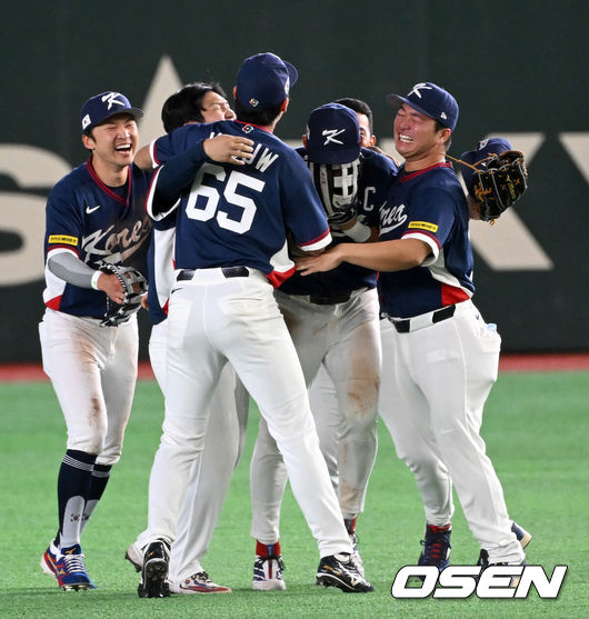 [OSEN=도쿄(일본), 손용호 기자] 도쿄의 기적이 나왔다. 한국 WBC 대표팀이 17년 만에 1라운드를 통과했다.한국은 9일 일본 도쿄돔에서 열린 ‘2026 월드베이스볼클래식(WBC)’ 1라운드 C조 호주와의 경기에서 로 승리를 거뒀다. 이로써 한국은 조별라운드 2승2패를 기록하면서 호주, 대만 등을 최소실점률로 제치면서 2009년 이후 17년 만에 1라운드를 통과했다. 이제 한국은 마이애미행 전세기를 탄다.경기 종료 후 한국 선수들이 승리의 기쁨을 나누고 있다. 2026.03.09/spjj@osen.co.kr