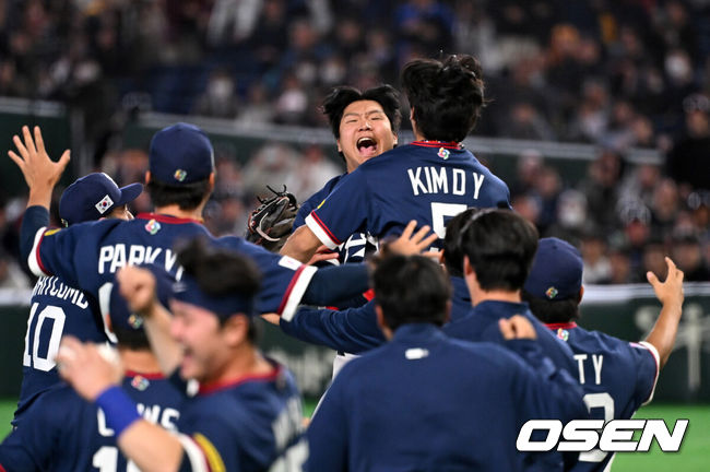 [OSEN=도쿄(일본), 손용호 기자] 도쿄의 기적이 나왔다. 한국 WBC 대표팀이 17년 만에 1라운드를 통과했다.한국은 9일 일본 도쿄돔에서 열린 ‘2026 월드베이스볼클래식(WBC)’ 1라운드 C조 호주와의 경기에서 로 승리를 거뒀다. 이로써 한국은 조별라운드 2승2패를 기록하면서 호주, 대만 등을 최소실점률로 제치면서 2009년 이후 17년 만에 1라운드를 통과했다. 이제 한국은 마이애미행 전세기를 탄다.경기 종료 한국 문보경이 동료들과 승리의 기쁨을 나누고 있다. 2026.03.09/spjj@osen.co.kr