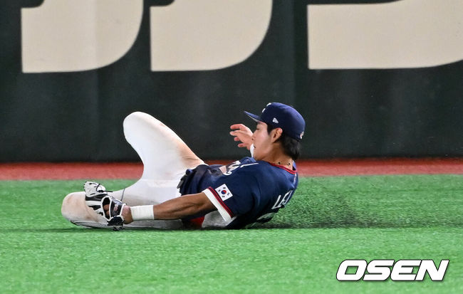 [OSEN=도쿄(일본), 손용호 기자] 도쿄의 기적이 나왔다. 한국 WBC 대표팀이 17년 만에 1라운드를 통과했다.한국은 9일 일본 도쿄돔에서 열린 ‘2026 월드베이스볼클래식(WBC)’ 1라운드 C조 호주와의 경기에서 로 승리를 거뒀다. 이로써 한국은 조별라운드 2승2패를 기록하면서 호주, 대만 등을 최소실점률로 제치면서 2009년 이후 17년 만에 1라운드를 통과했다. 이제 한국은 마이애미행 전세기를 탄다.9회말 1사 1루에서 한국 이정후가 호주 릭슨 윈그로브를 우익수 플라이로 처리하고 있다. 2026.03.09/spjj@osen.co.kr