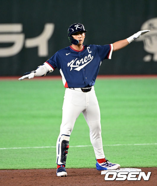 [OSEN=도쿄(일본), 손용호 기자] 9일 일본 도쿄돔에서 월드베이스볼클래식(WBC) 조별리그 C조 한국과 호주의 경기가열렸다.C조는 일본이 3승으로 조 1위를 확정, 8강에 진출했다. 호주가 2승 1패, 대만이 2승 2패, 한국이 1승 2패, 체코는 3패다.한국 WBC 대표팀이 8강에 진출하려면 호주에 2점 이하로 실점하면서 5점 차 이상으로 승리해야만 한다.3회초 무사 2루에서 한국 이정후가 우중간 적시 2루타를 치고 환호하고 있다. 2026.03.09/spjj@osen.co.kr