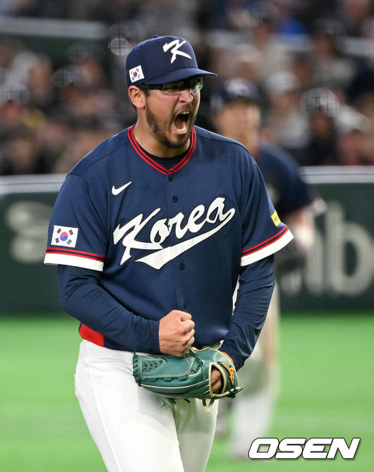 [OSEN=도쿄(일본), 손용호 기자] 9일 일본 도쿄돔에서 월드베이스볼클래식(WBC) 조별리그 C조 한국과 호주의 경기가열렸다.C조는 일본이 3승으로 조 1위를 확정, 8강에 진출했다. 호주가 2승 1패, 대만이 2승 2패, 한국이 1승 2패, 체코는 3패다.한국 WBC 대표팀이 8강에 진출하려면 호주에 2점 이하로 실점하면서 5점 차 이상으로 승리해야만 한다.7회말 2사 3루에서 한국 데인 더닝이 호주 릭슨 윈그로브를 삼진으로 처리하고 환호하고 있다. 2026.03.09/spjj@osen.co.kr