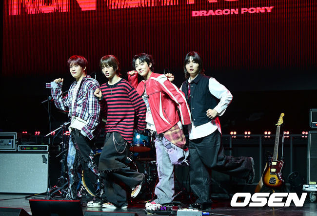 [OSEN=최규한 기자] 밴드 드래곤포니(Dragon Pony)가 10일 오후 서울 창천동 예스24 원더로크홀에서 세 번째 EP 'RUN RUN RUN(런런런)' 발매 쇼케이스를 가졌다.'RUN RUN RUN'은 드래곤포니가 불완전한 청춘 성장 서사를 이어가는 앨범으로, 네 멤버(편성현, 권세혁, 안태규, 고강훈)는 수많은 선택지 앞에서 복잡하게 생각하기보다는 그저 마음을 따라 달려보기를 택했다.드래곤포니가 포토타임을 하고 있다. 2026.03.10 / dreamer@osen.co.kr