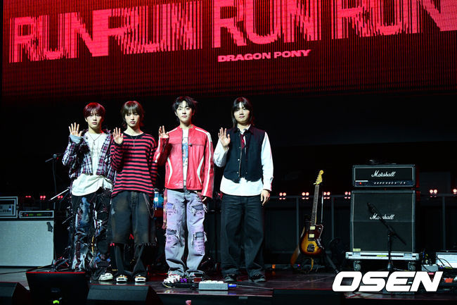 [OSEN=최규한 기자] 밴드 드래곤포니(Dragon Pony)가 10일 오후 서울 창천동 예스24 원더로크홀에서 세 번째 EP 'RUN RUN RUN(런런런)' 발매 쇼케이스를 가졌다.'RUN RUN RUN'은 드래곤포니가 불완전한 청춘 성장 서사를 이어가는 앨범으로, 네 멤버(편성현, 권세혁, 안태규, 고강훈)는 수많은 선택지 앞에서 복잡하게 생각하기보다는 그저 마음을 따라 달려보기를 택했다.드래곤포니가 포토타임을 하고 있다. 2026.03.10 / dreamer@osen.co.kr