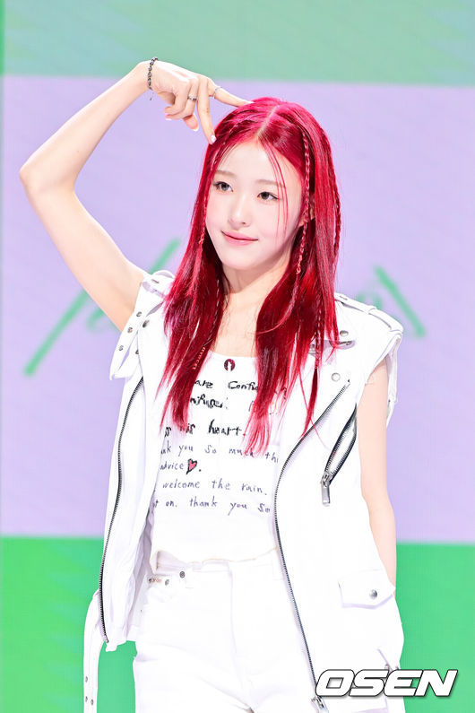 [OSEN=박준형 기자] 13일 오후 서울 한남동 블루스퀘어 SOL트래블홀에서 그룹 앳하트(AtHeart) 첫 번째 EP 'Plot Twist' 쇼케이스가 진행됐다.첫 번째 EP와 동명의 타이틀곡 'Plot Twist'는 POP과 EDM이 하이브리드된 댄스 트랙으로 곡 제목처럼 곡의 전개와 감정의 흐름이 하나의 '반전'을 만들어낸다.앳하트 아린이 포즈를 취하고 있다. 2025.08.13 / soul1014@osen.co.kr