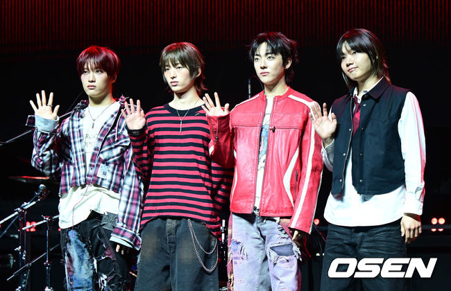 [OSEN=최규한 기자] 밴드 드래곤포니(Dragon Pony)가 10일 오후 서울 창천동 예스24 원더로크홀에서 세 번째 EP 'RUN RUN RUN(런런런)' 발매 쇼케이스를 가졌다.'RUN RUN RUN'은 드래곤포니가 불완전한 청춘 성장 서사를 이어가는 앨범으로, 네 멤버(편성현, 권세혁, 안태규, 고강훈)는 수많은 선택지 앞에서 복잡하게 생각하기보다는 그저 마음을 따라 달려보기를 택했다.드래곤포니가 포토타임을 하고 있다. 2026.03.10 / dreamer@osen.co.kr