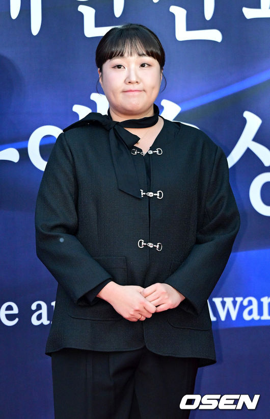 [OSEN=최규한 기자] 23일 오후 서울 장충동 국립극장 해오름극장에서'2025대한민국 대중문화예술상' 레드카펫 행사가 열렸다.올해로 16회를 맞이한 '대중문화예술상'은 대중문화예술인들의 사회적 위상과 창작 의욕을 높이고, 대중문화예술산업 발전에 이바지한 이들의 공을 기리고자 마련된 대중문화예술 분야 최고 권위의 정부 포상이다.개그우먼 이수지가 레드카펫을 밟고 있다. 2024.10.23 / dreamer@osen.co.kr