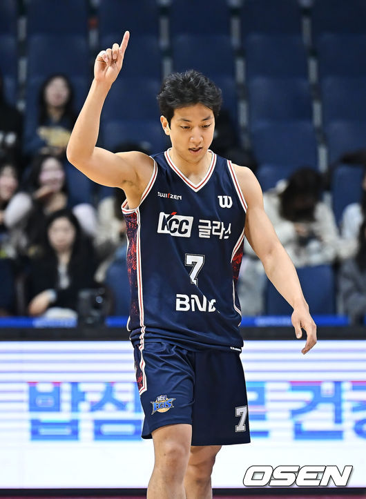 [OSEN=부산, 이석우 기자] 10일 부산 사직체육관에서 2025-2026 LG전자 프로농구 부산 KCC와 울산 현대모비스의 경기가 열렸다.목 부상으로 허웅이 휴식 차원에서 결장하는 부산 KCC가 울산 현대모비스전에서 어떤 해법을 보여줄지 주목된다.부산 KCC 허훈이 골을 성공시키고 손을 들어 보이고 있다. 2026.03.10 / foto0307@osen.co.kr