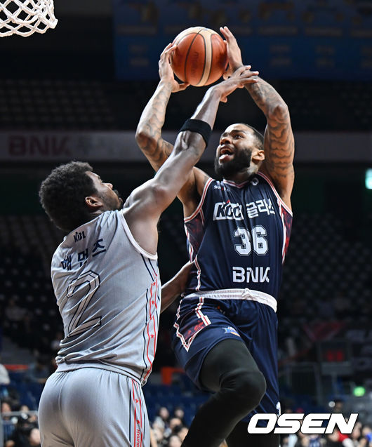 [OSEN=부산, 이석우 기자] 10일 부산 사직체육관에서 2025-2026 LG전자 프로농구 부산 KCC와 울산 현대모비스의 경기가 열렸다.목 부상으로 허웅이 휴식 차원에서 결장하는 부산 KCC가 울산 현대모비스전에서 어떤 해법을 보여줄지 주목된다.부산 KCC 숀롱이 울산 현대모비스 레이션 해먼즈의 마크를 피해 골밑슛을 시도하고 있다. 2026.03.10 / foto0307@osen.co.kr
