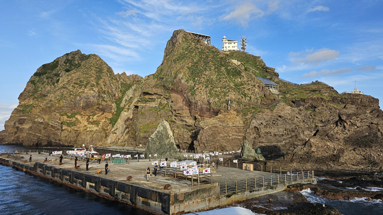 독도의 날인 2024년 10월25일 오후 경북 울릉군 울릉읍 독도를 찾은 관광객들이 태극기와 함께 섬 주변을 돌아보고 있다. 대저해운=뉴스1