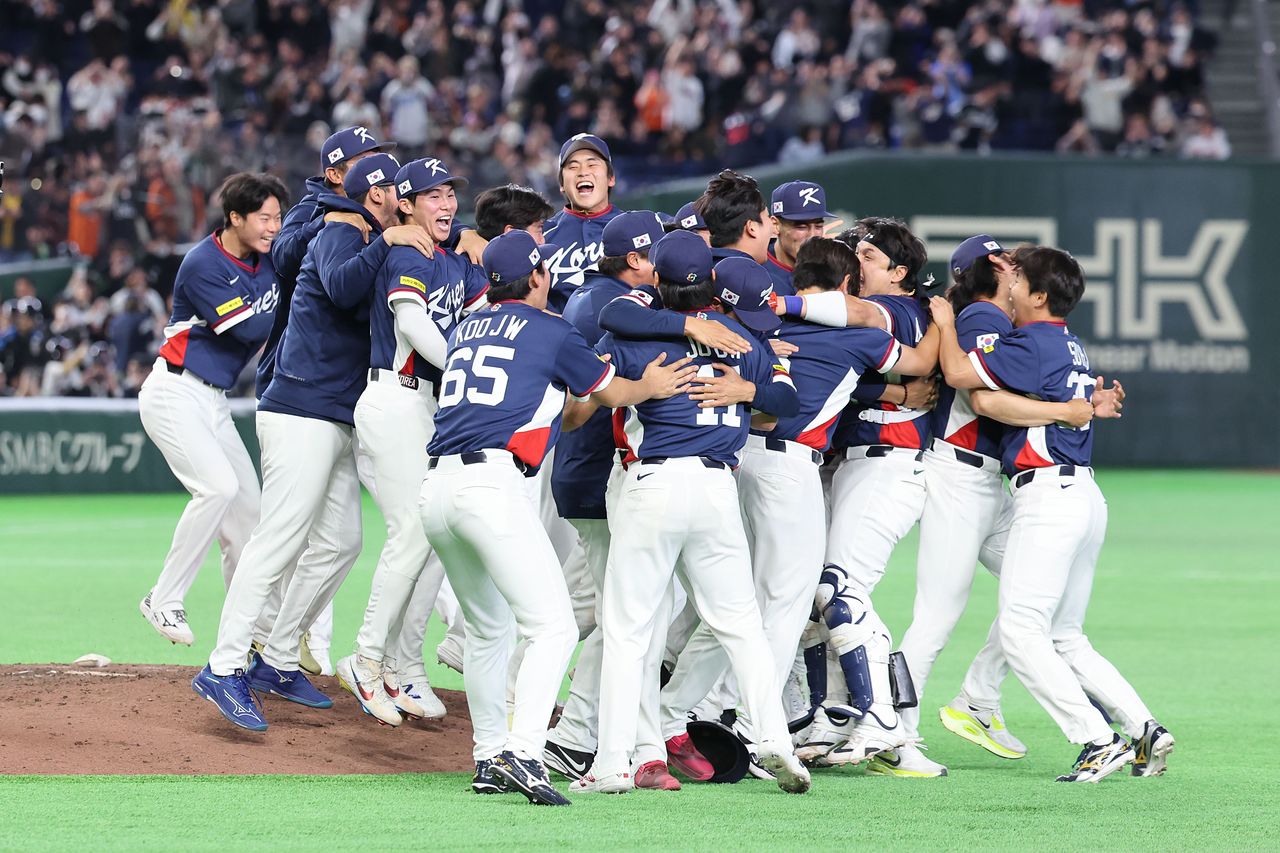 한국 야구 대표팀이 ‘경우의 수’를 뚫고 월드베이스볼클래식(WBC) 2라운드(8강)에 진출했다. 2실점 이하, 5점 차 이상 승리가 필요했던 한국은 호주를 7-2로 물리쳤다. 더그아웃에서 뛰쳐나와 기쁨을 만끽하는 한국 선수들. [도쿄=뉴시스]