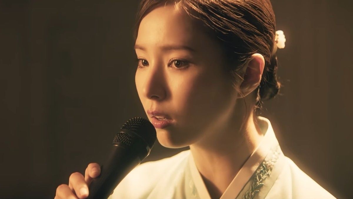 영화 '휴민트'에서 패티김의 '이별'을 부르는 북한식당 여종업원 채선화(신세경). 사진 NEW