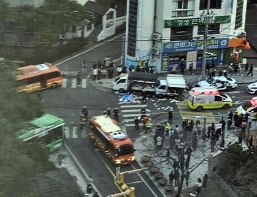 10일 오후 서울 강서구 염창동에서 마을버스가 다른 차량 5대를 연쇄추돌하는 사고가 발생했다. 연합뉴스(독자제공)