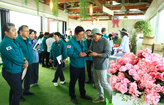 지난해 5월 조상래 전남 곡성군수가 섬진강기차마을을 방문해 세계장미축제 준비 상황을 점검하고 있다. 세계장미축제는 매년 5월 곡성군에서 열린다. 사진 곡성군