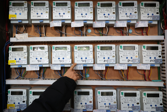 전기요금 차등제가 다시 주목 받고 있다. 사진은 서울 한 오피스텔 건물 계량기 모습. [뉴스1]