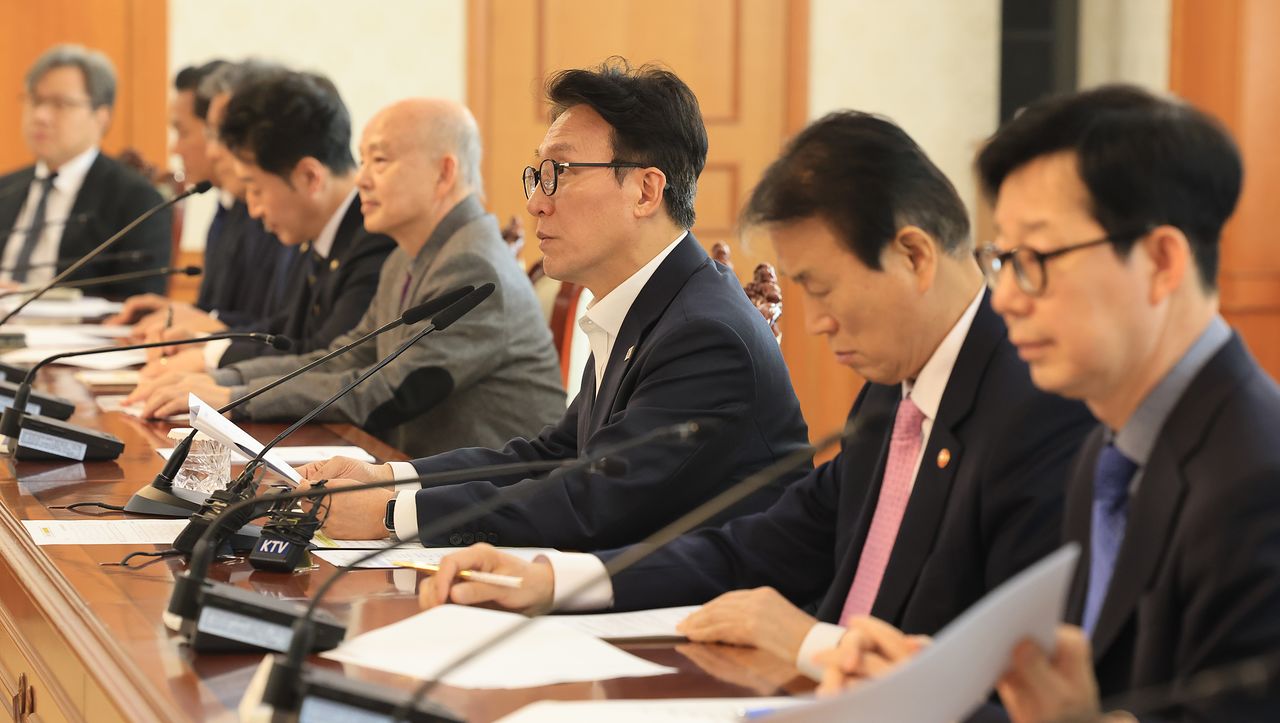 정부가 보조금 부정수급 신고 포상금을 대폭 상향한다. 김민석 국무총리가 10일 서울 종로구 정부서울청사에서 열린 국고보조금 부정수급 근절을 위한 관계장관회의에서 모두발언을 하고 있다. 뉴스1