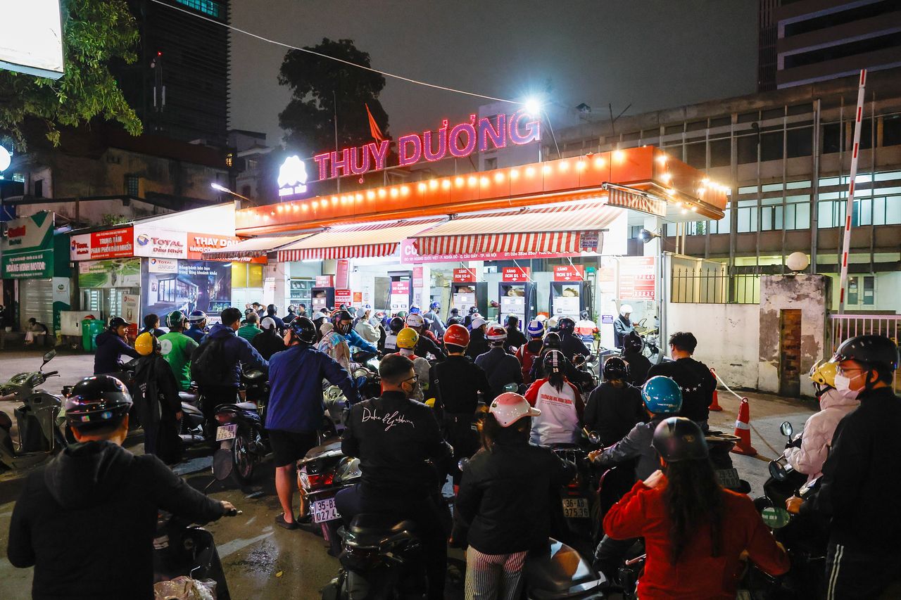 지난 9일(현지시간) 베트남 수도 하노이의 한 주유소에서 기름을 구하려는 오토바이들이 장사진을 이룬 모습. EPA=연합뉴스