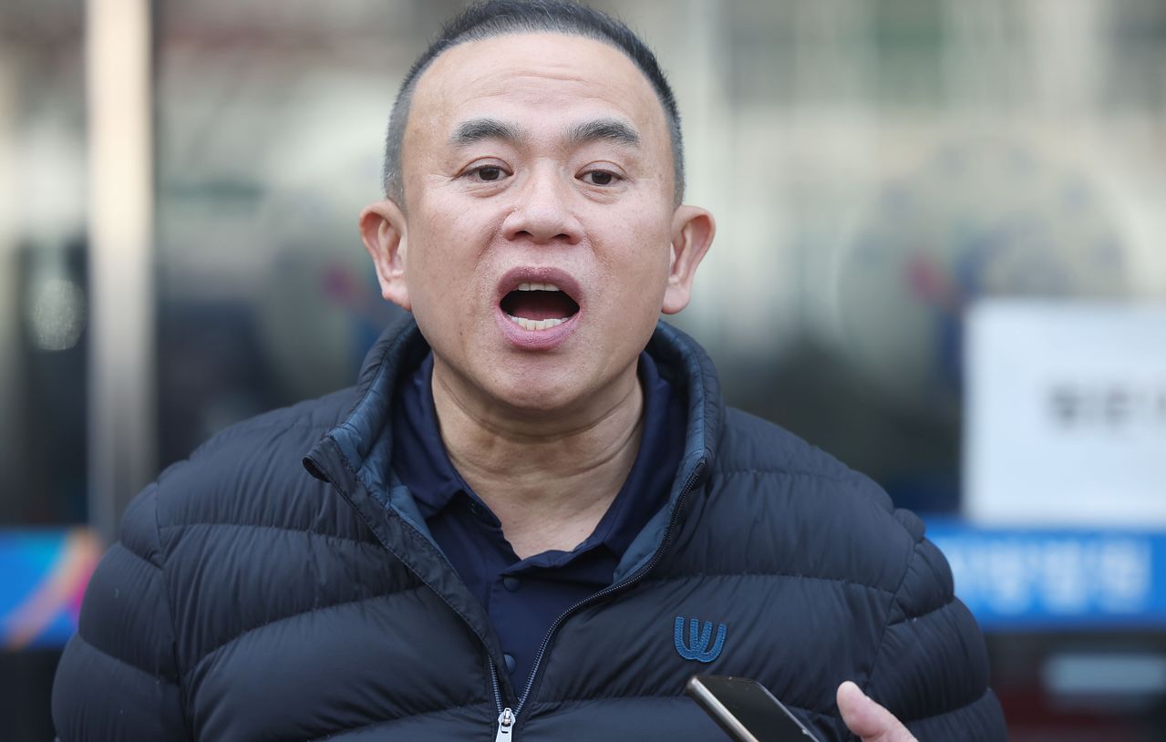 정치자금법 위반 혐의로 기소된 정치 브로커 명태균 씨가 지난달 5일 오후 경남 창원시 성산구 창원지법에서 열린 1심 재판에서 무죄 선고를 받은 후 취재진 질문에 답하고 있다. 명씨는 증거은닉 교사 혐의에 대해서는 징역 6개월에 집행유예 1년을 선고받았다. 연합뉴스