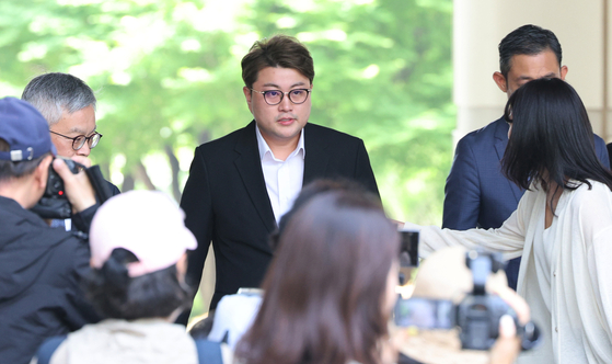 가수 김호중이 지난해 5월 특정범죄가중처벌법상 위험운전치상·도주치상, 도로교통법상 사고후 미조치, 범인도피방조 혐의로 서울 서초구 서울중앙지방법원에서 열린 구속 전 피의사 심문(영장실질심사)에 출석하는 모습. 뉴스1