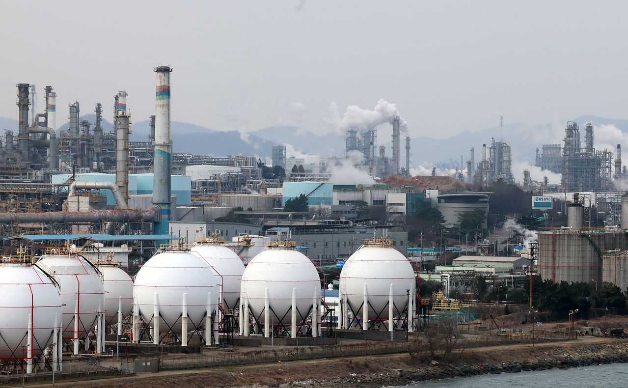 중동 정세 악화로 국제유가가 배럴당 100달러를 돌파한 9일 전남 여수시 석유화학단지 공장에서 수증기가 피어오르고 있다. [연합뉴스]