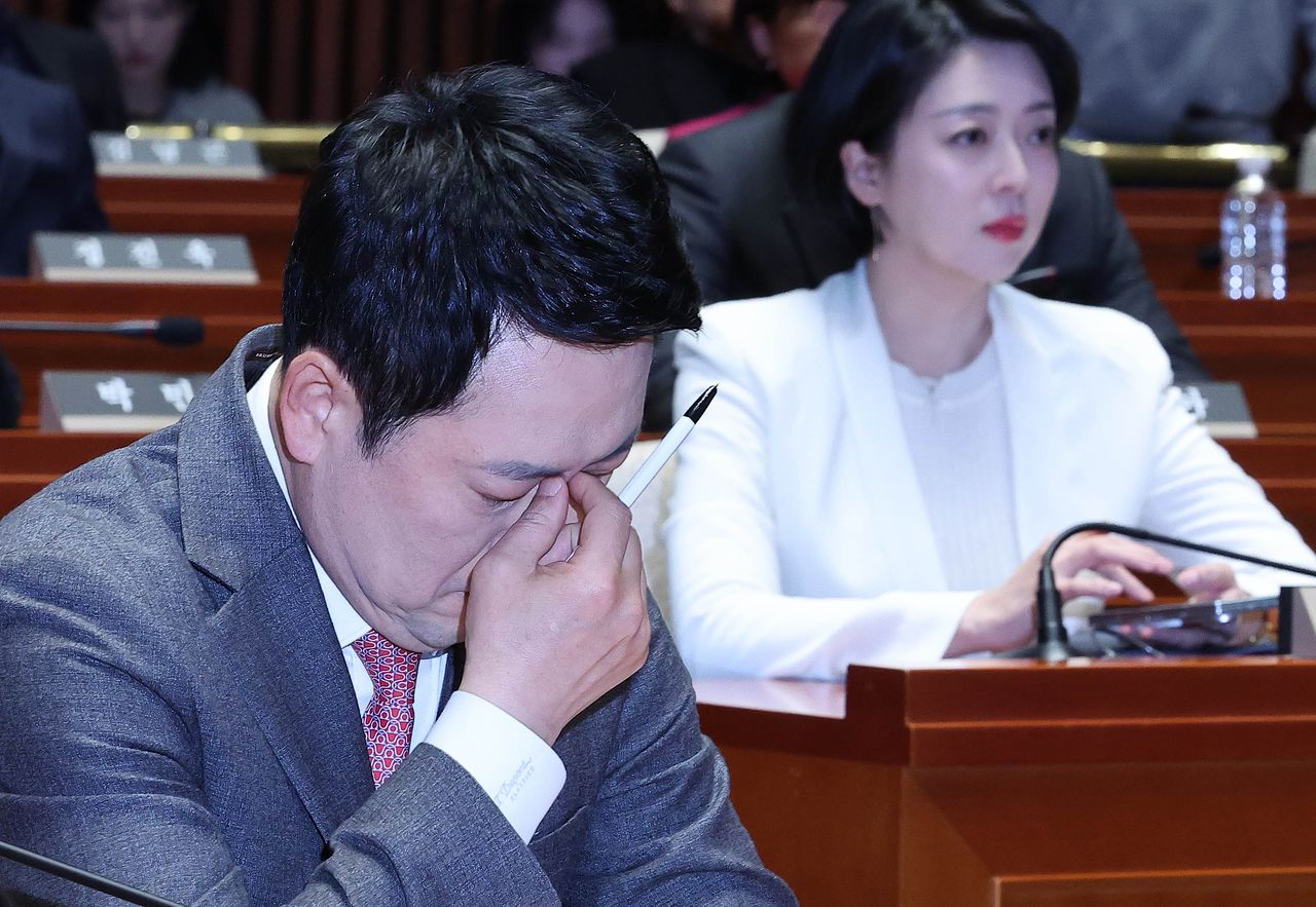 9일 국회에서 열린 국민의힘 긴급 의원총회에 참석한 장동혁 대표가 심각한 표정으로 생각에 잠겨있다. 오른쪽은 배현진 의원. 임현동 기자