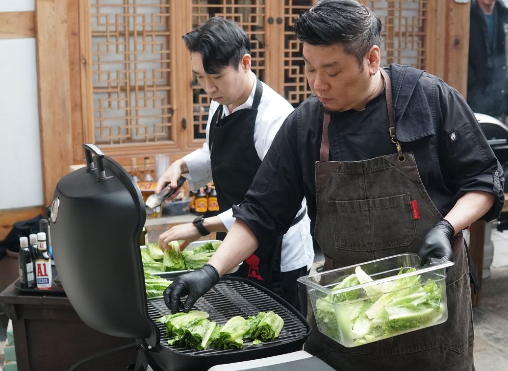 레이먼 킴 셰프는 웨버 미디어 행사에서 뉴 큐 시리즈를 활용해 스테이크부터 호박, 그릴 샐러드 등을 만들었다. 사진 웨버