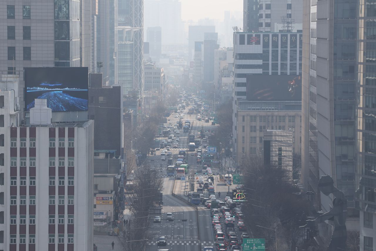 미세먼지 농도가 '나쁨' 수준을 보이는 10일 서울 종로 일대의 대기 모습. [연합뉴스]
