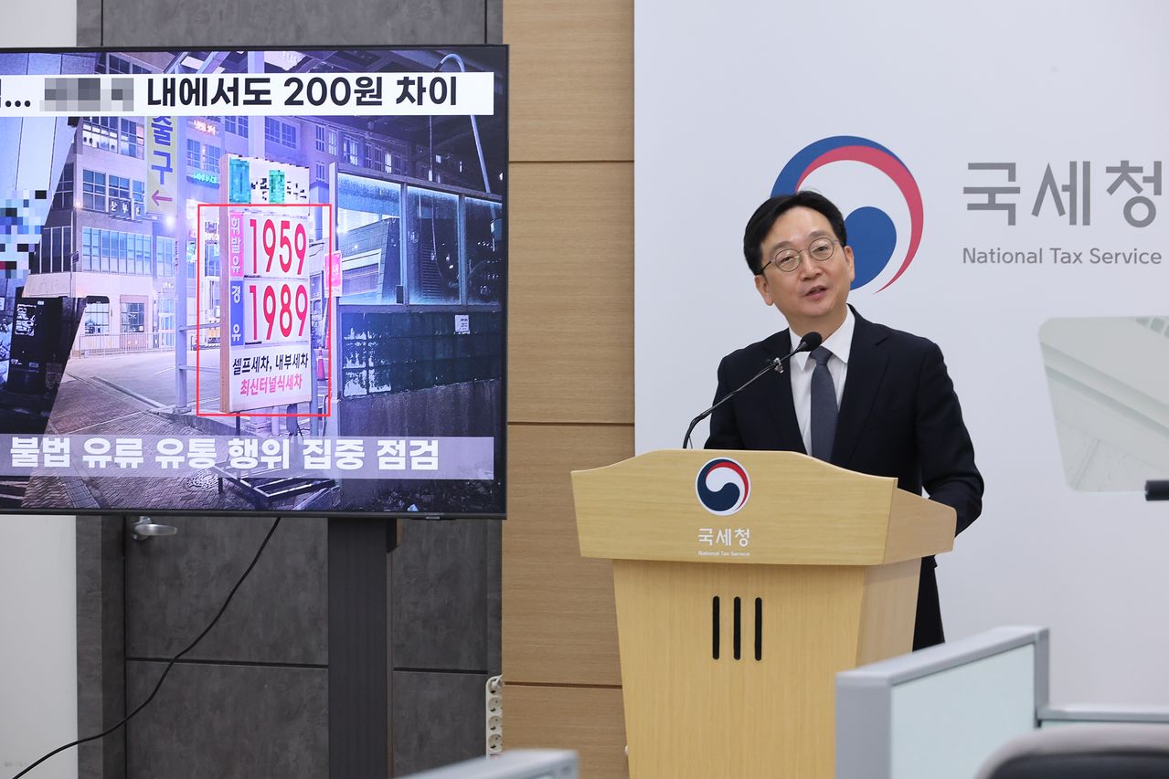 심욱기 국세청 법인납세국장이 10일 정부세종청사 국세청 기자실에서 고유가 상황을 틈탄 불법 유류 유통 집중점검 계획에 대해 브리핑하고 있다. 국세청은 이날부터 지방국세청 및 세무서 300여 명을 투입해 불법 유류 유통 혐의사업자에 대한 전국 단위의 현장점검 및 세무조사를 실시한다. 연합뉴스