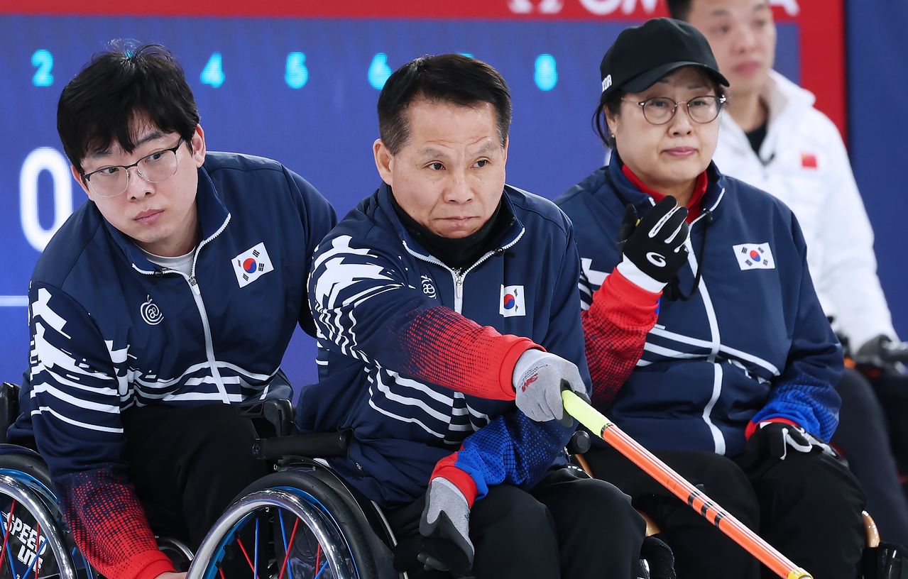 2026 밀라노·코르티나담페초 동계패럴림픽 휠체어컬링 혼성(4인조) 예선 3위를 달리고 있는 대표팀. 남봉광(왼쪽부터), 양희태, 방민자. 사진 대한장애인체육회
