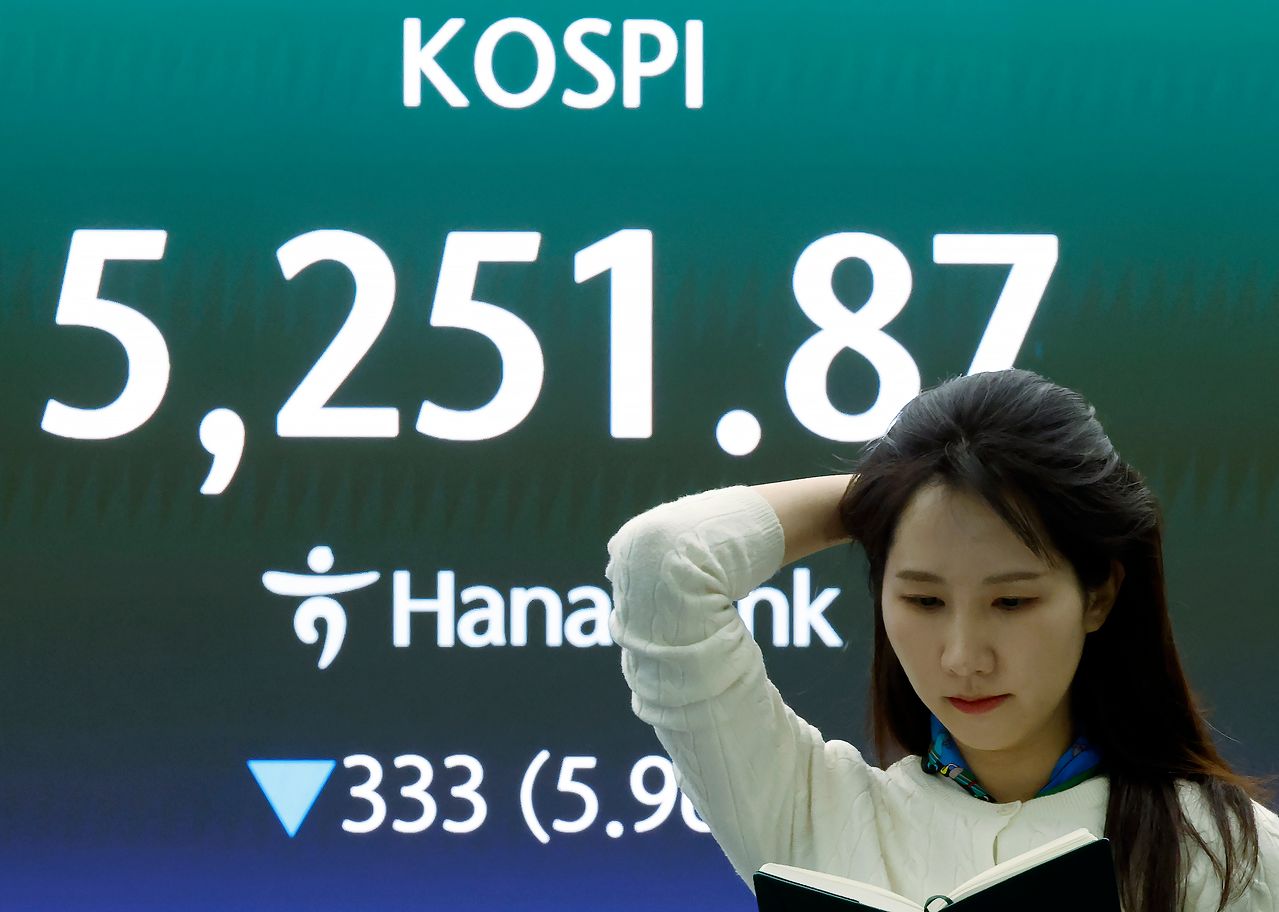 9일 오후 서울 중구 하나은행 딜링룸 전광판에 코스피 종가가 표시되고 있다. 뉴스1