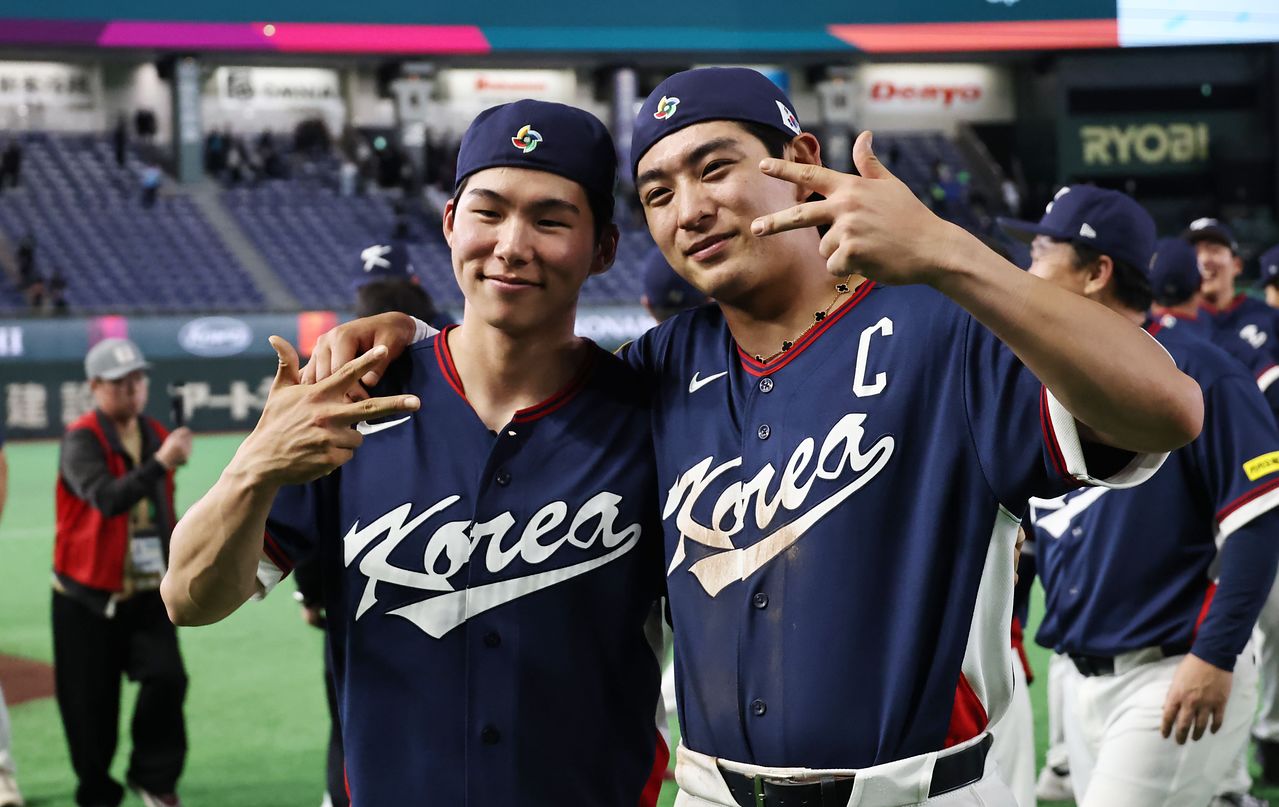 8강행을 확정한 뒤 함께 기념촬영하며 기뻐하는 김혜성(왼쪽)과 이정후. 연합뉴스