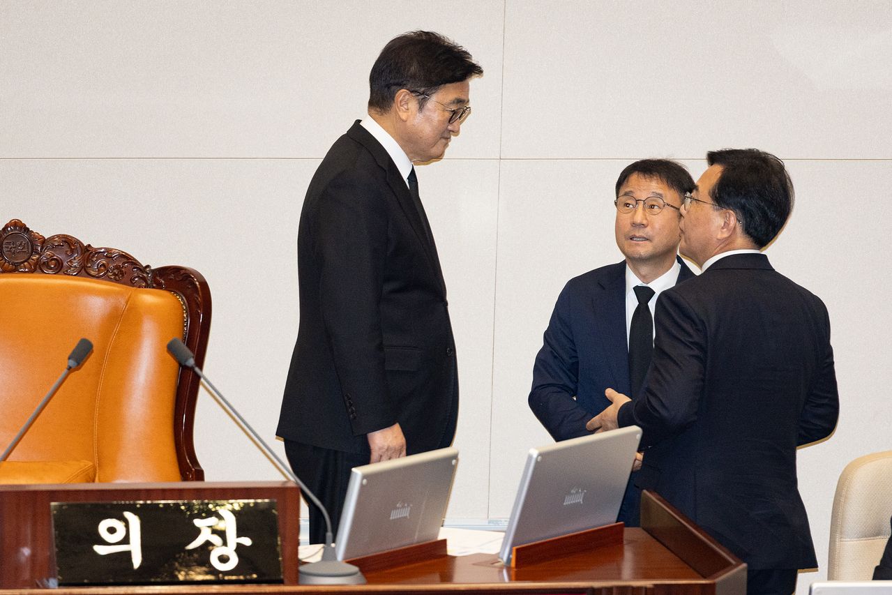 우원식 국회의장의 지방선거 개헌 투표 제안에 송언석(오른쪽) 국민의힘 원내대표가 부정적 견해를 밝혔다. 지난 1월 29일 우원식 국회의장과 여야 원내대표가 국회 본회의장에서 대화하고 있다. 뉴스1